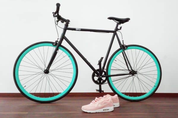 bicicleta e tenis rosa